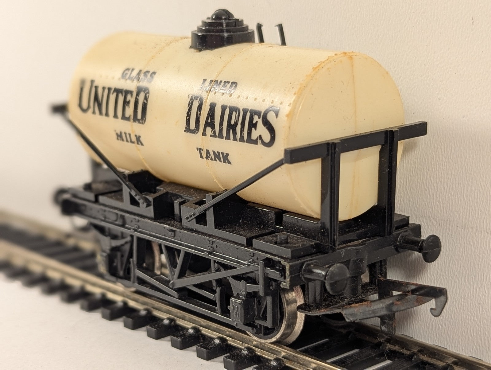 Tri-ang OO Gauge United Dairies Milk Tank Wagon Goods Wagon R127