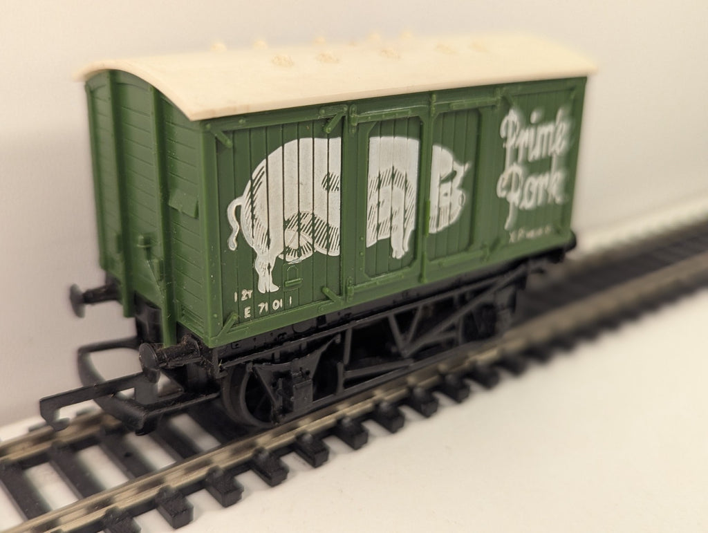Hornby R162 OO Gauge Prime Pork Vent Van Wagon boxed
