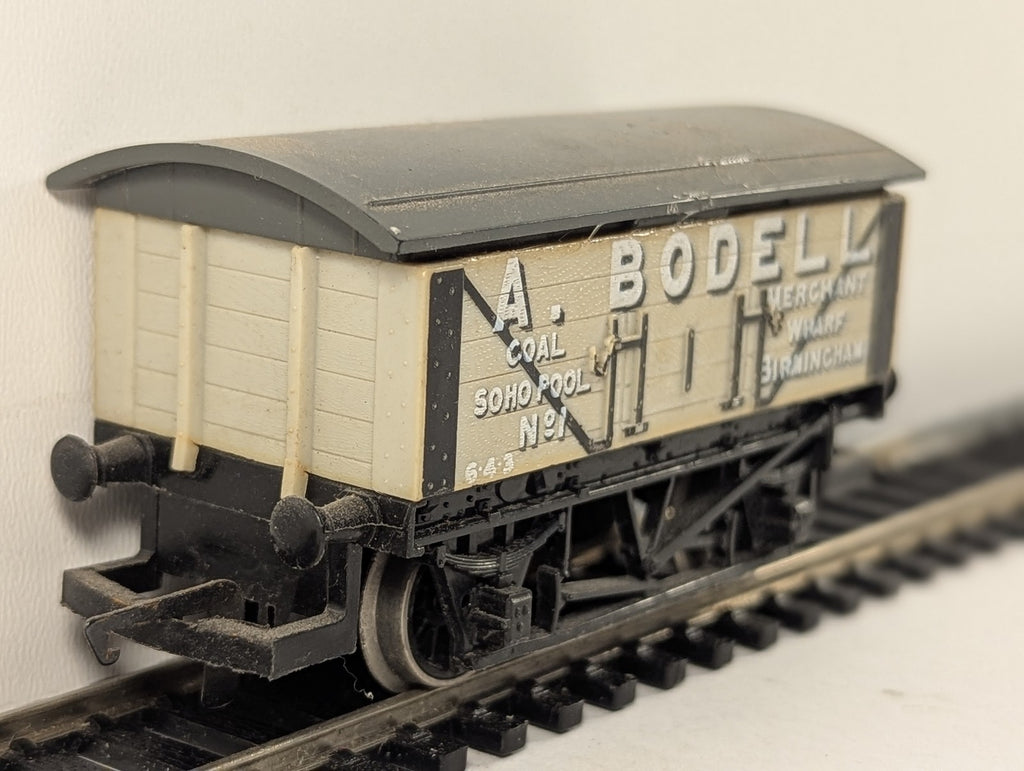 Hornby OO Gauge A. Bodell 7-Plank Wagon Goods Wagon 1 A. Bodell Cream R014