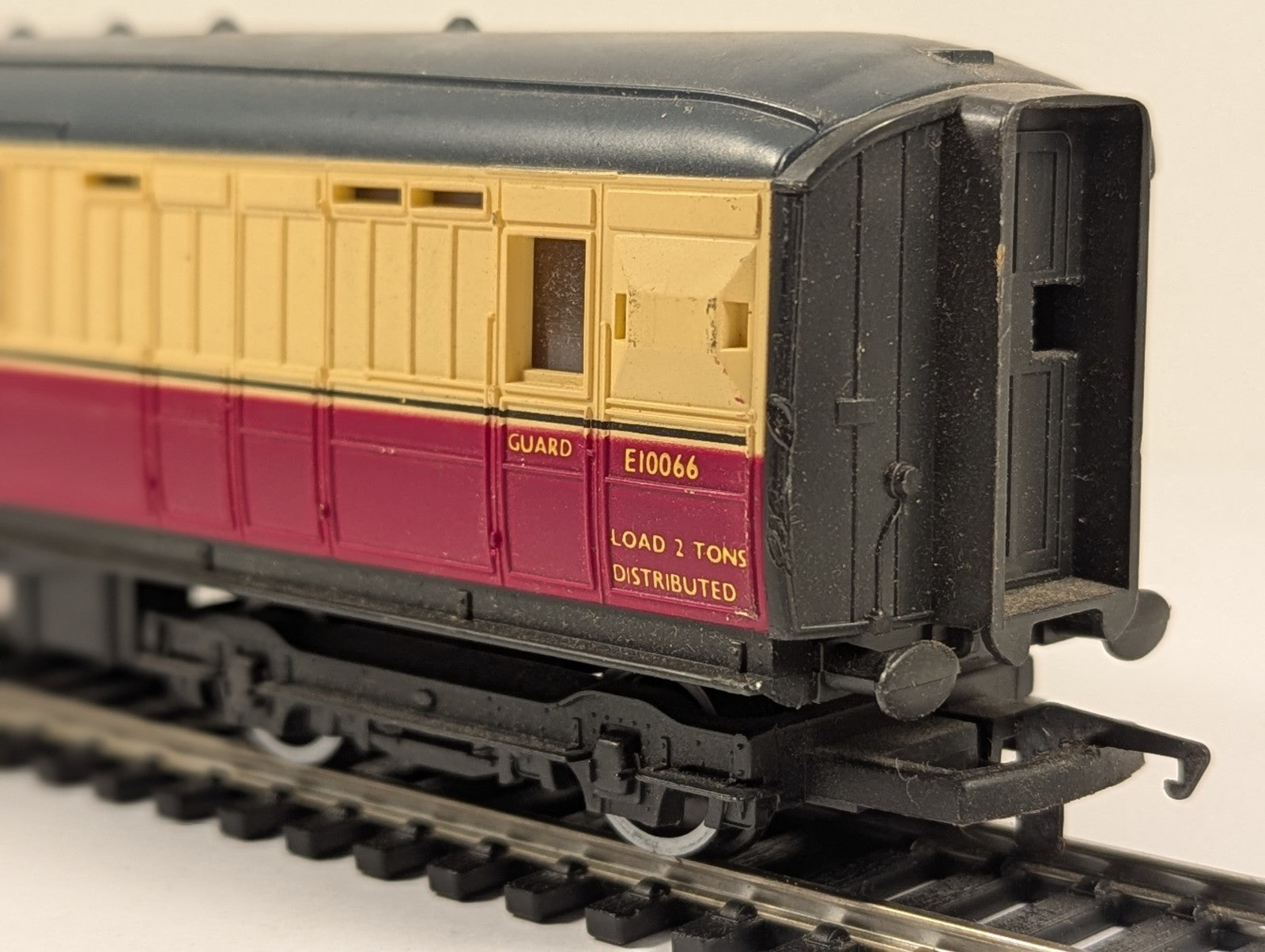 Hornby OO Gauge R410 BR Gresley Brake Coach E10066