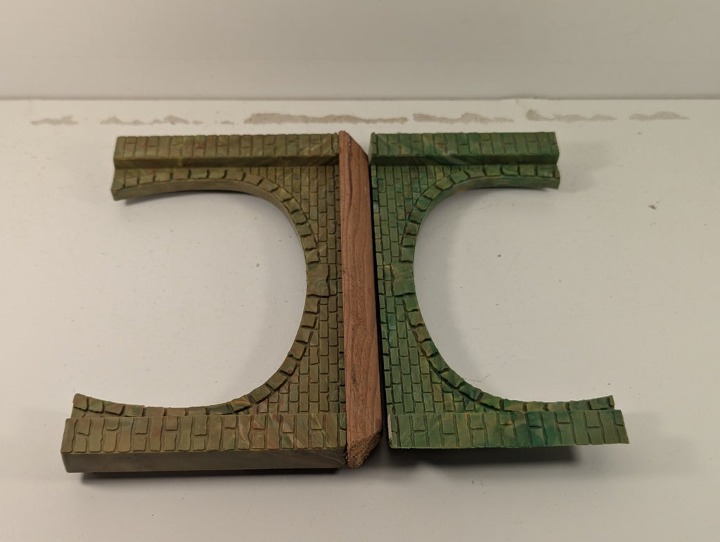 Hornby R164 OO Gauge Double Track Tunnel Portals - one portal is damaged