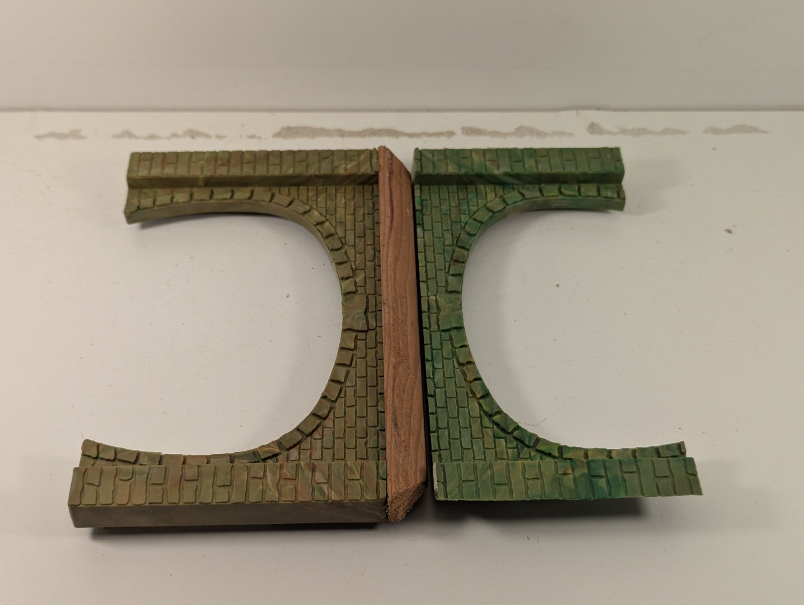 Hornby R164 OO Gauge Double Track Tunnel Portals - one portal is damaged