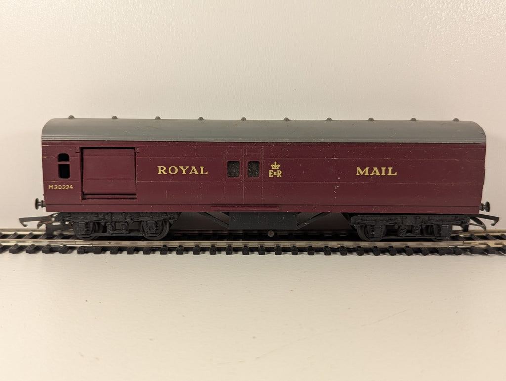 Tri-ang Railways R23 / R323 / R402 Operating Royal Mail Coach – BR Maroon
