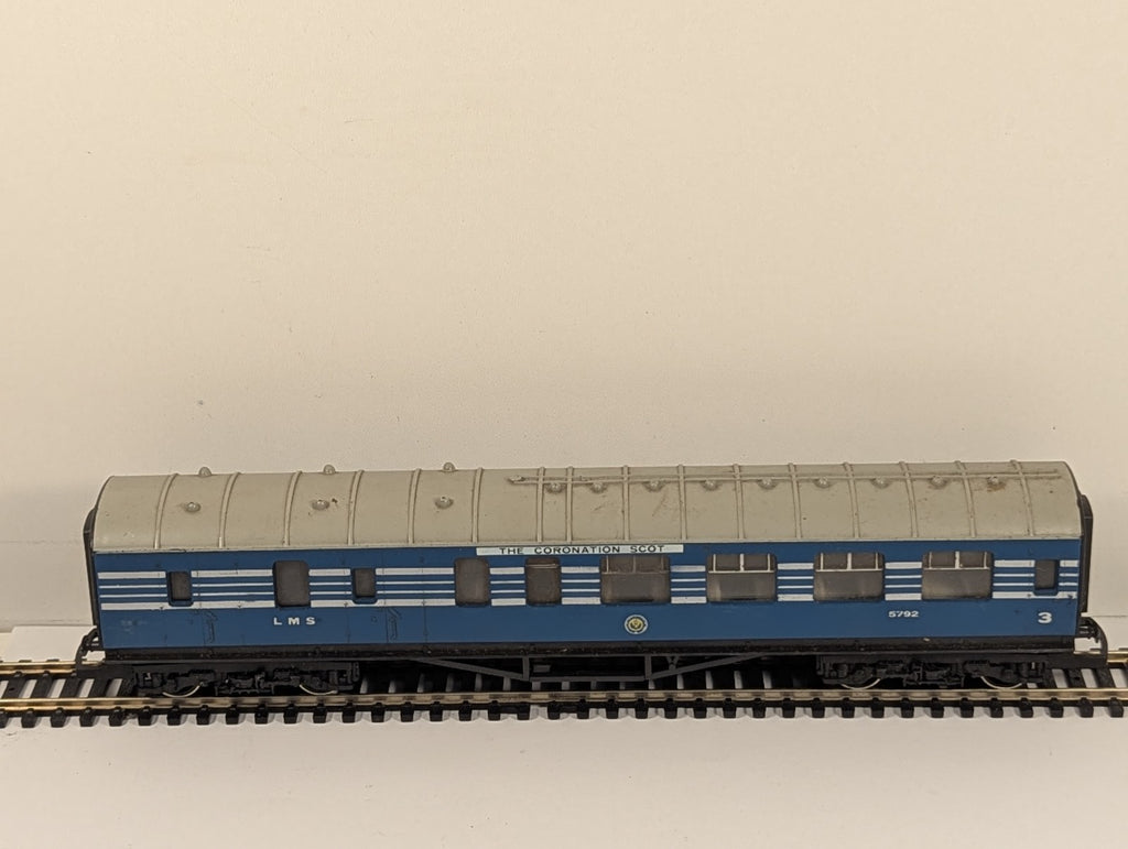 Hornby R423 OO Gauge LMS Coronation Scot 3rd Class Coach 5792