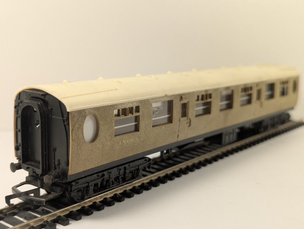 Tri-ang Hornby OO Gauge LNER Thompson Teak Coach