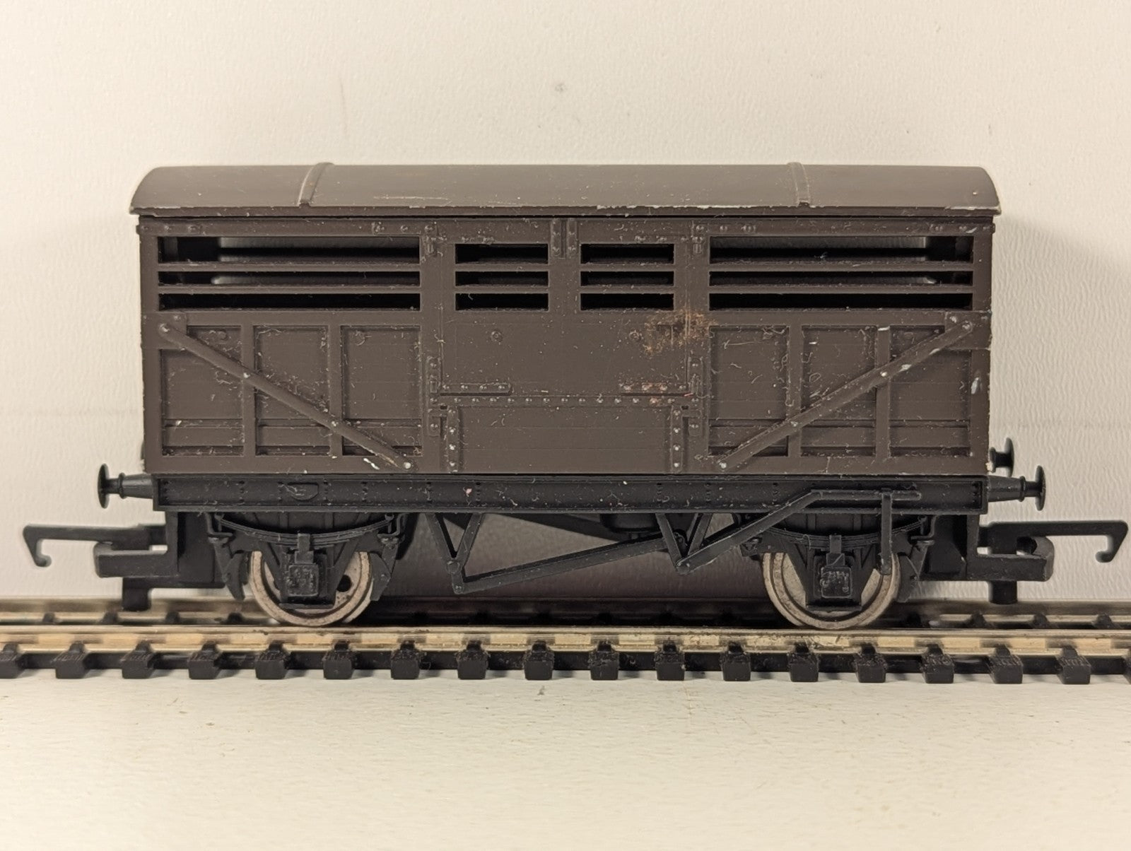 Hornby OO Gauge SR Cattle Wagon Goods Wagon Brown Thomas and Friends