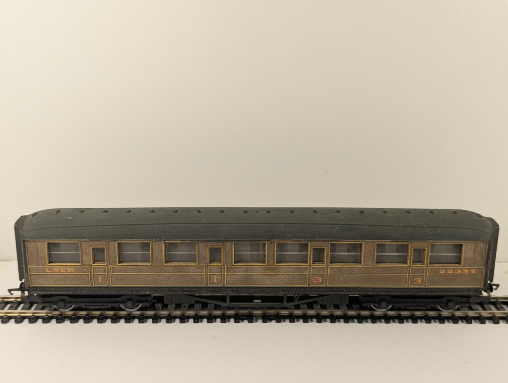 Hornby RailRoad OO Gauge LNER Teak Composite Coach Repainted Roof