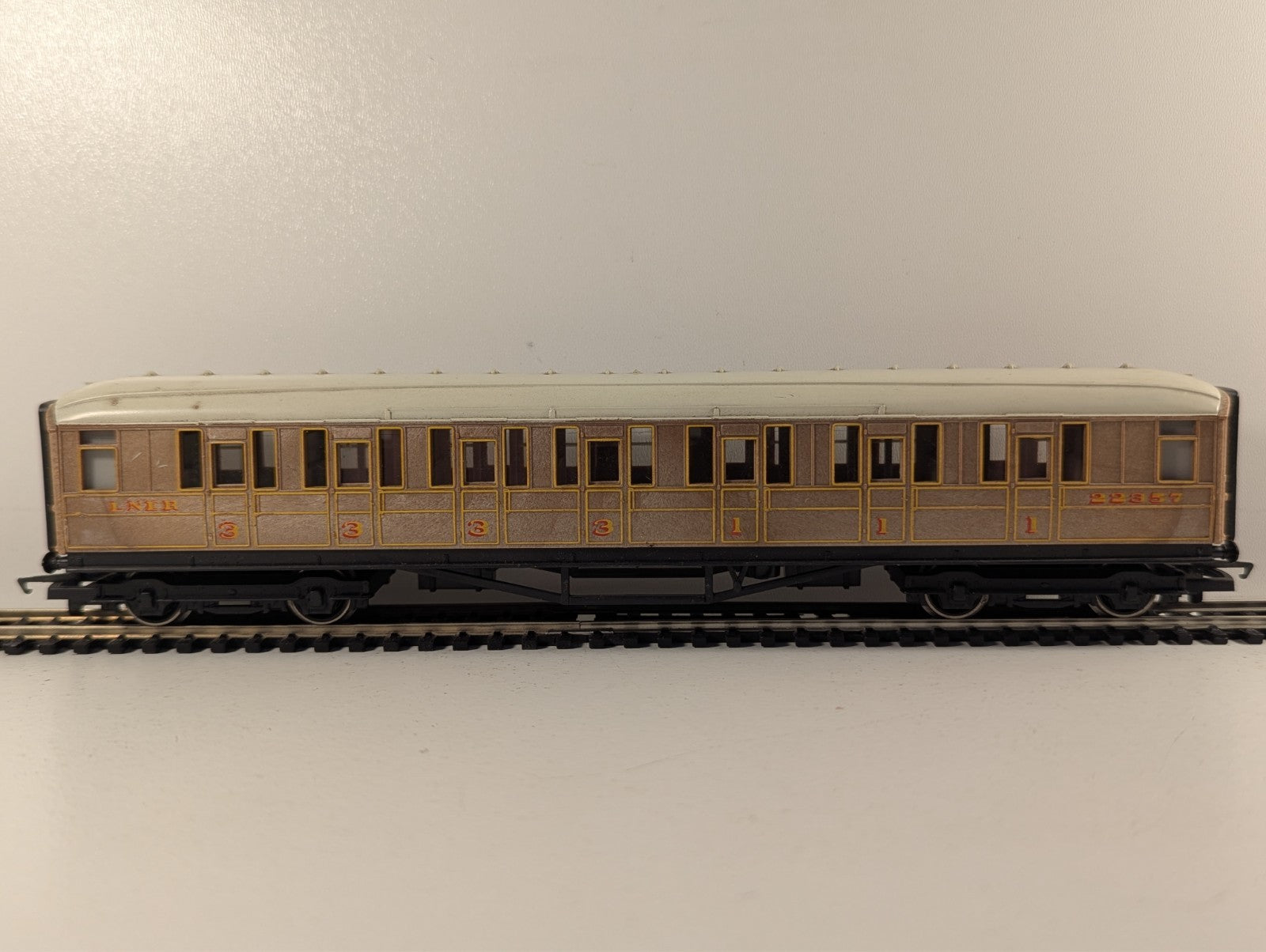 Hornby R477 LNER Gresley Composite Coach OO Gauge
