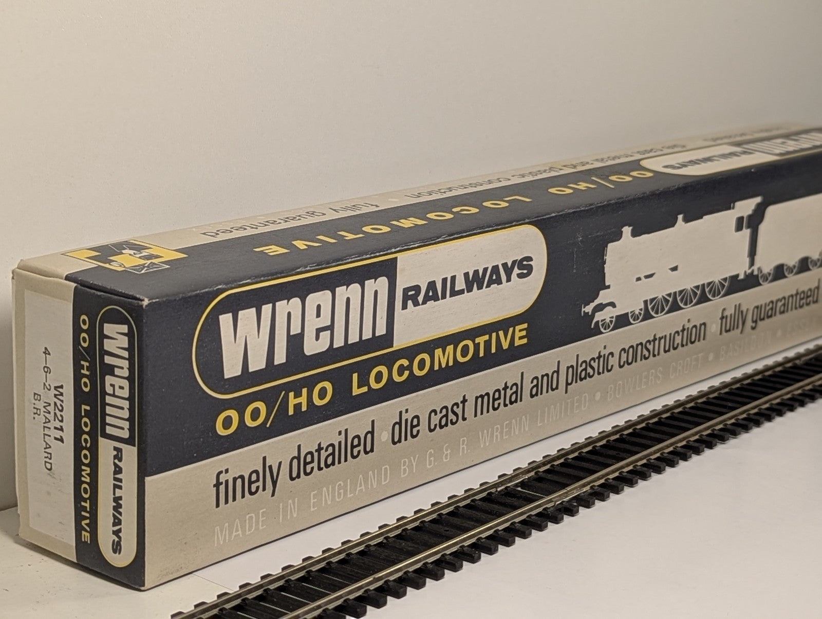 Wrenn W2211 OO Gauge Class A4 4-6-2 60022 “Mallard” BR Green