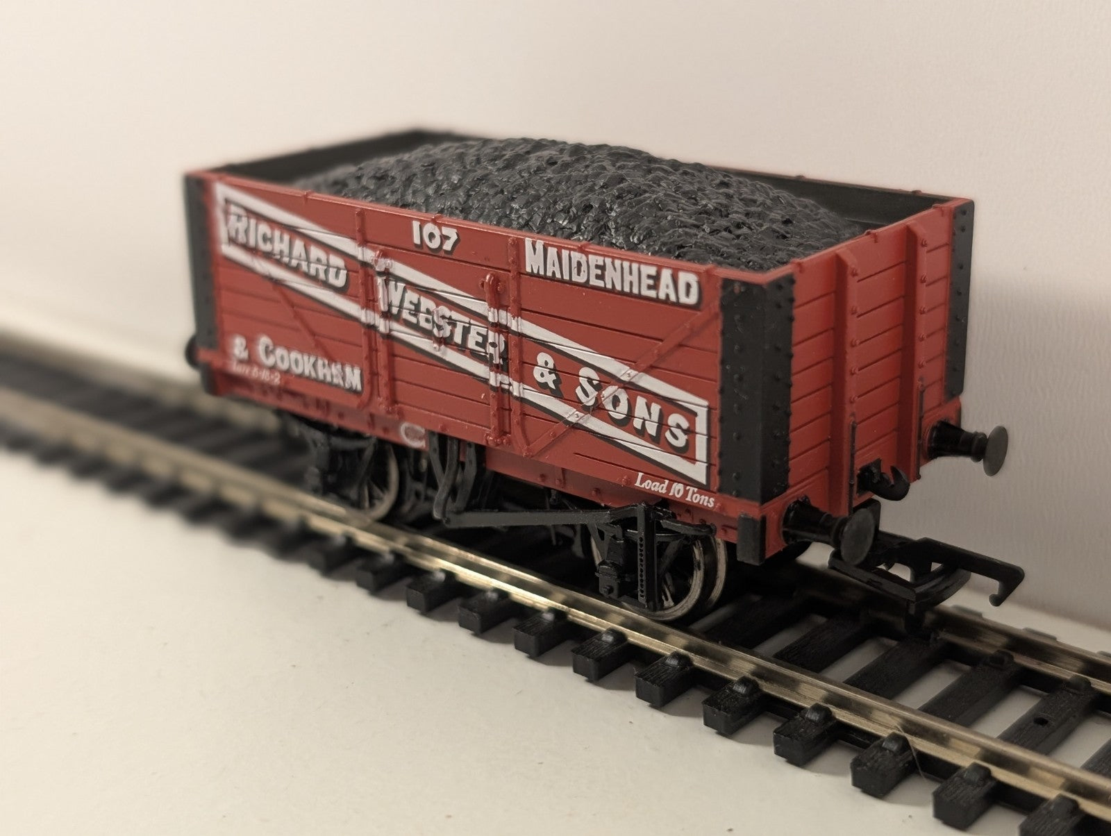Bachmann OO Gauge 7-Plank Wagon – Richard Webster & Sons No. 107