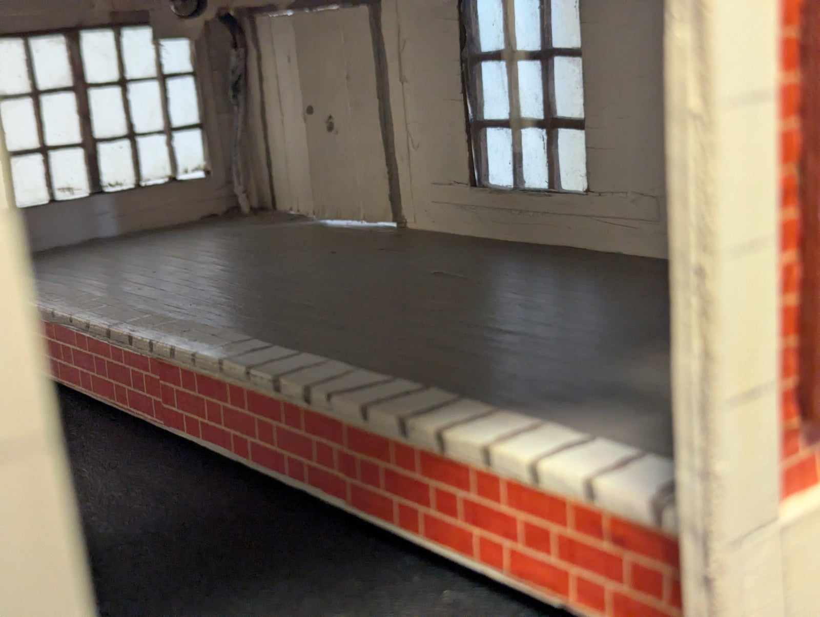 O Gauge Stunning Engine Shed with Platform and Built-In Lights