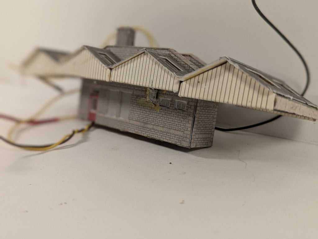 Metcalfe N Gauge Island Platform Building with lights