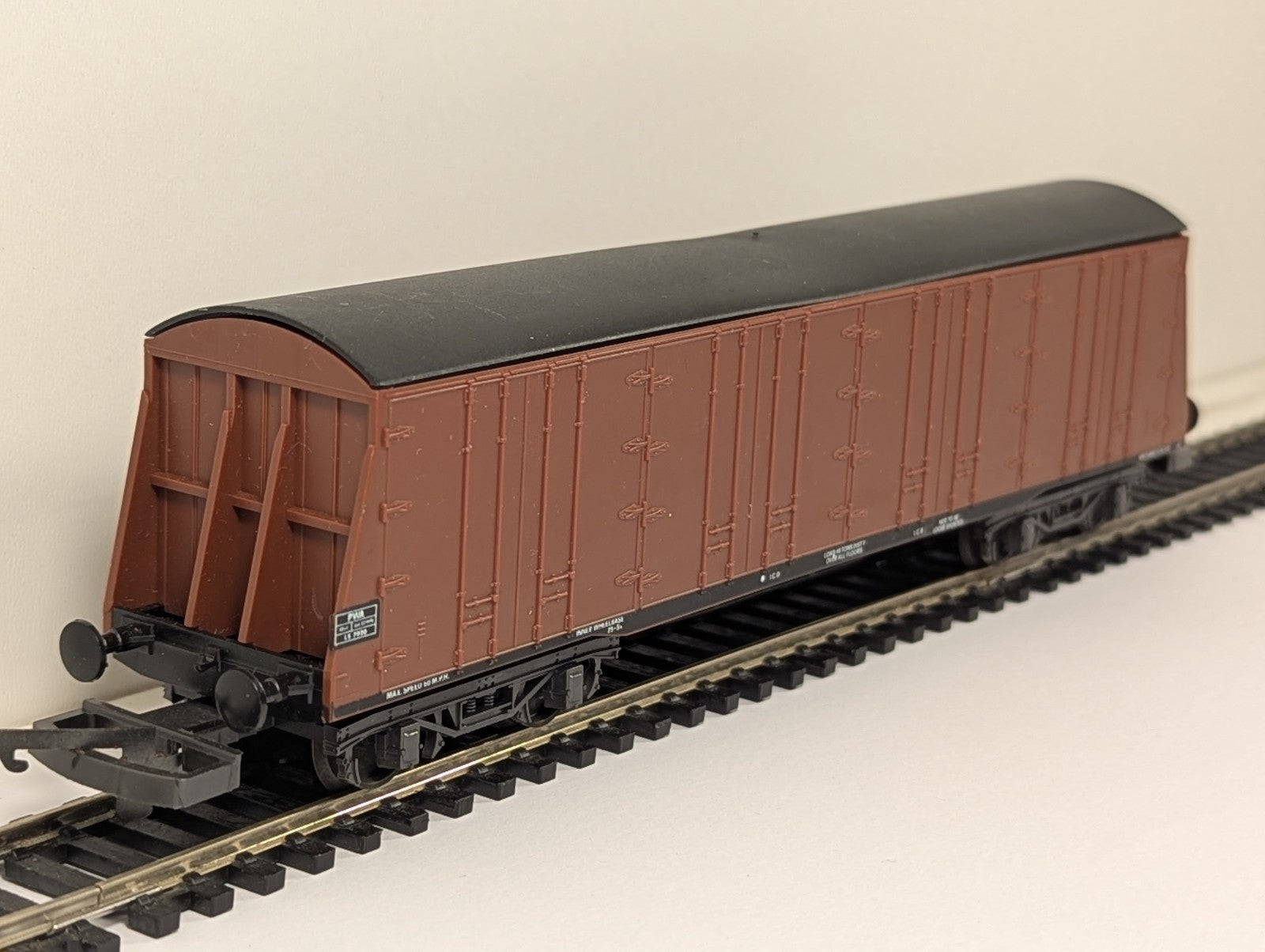 Lima OO Gauge PWA 82T Procor Bogie Pallet Van Red