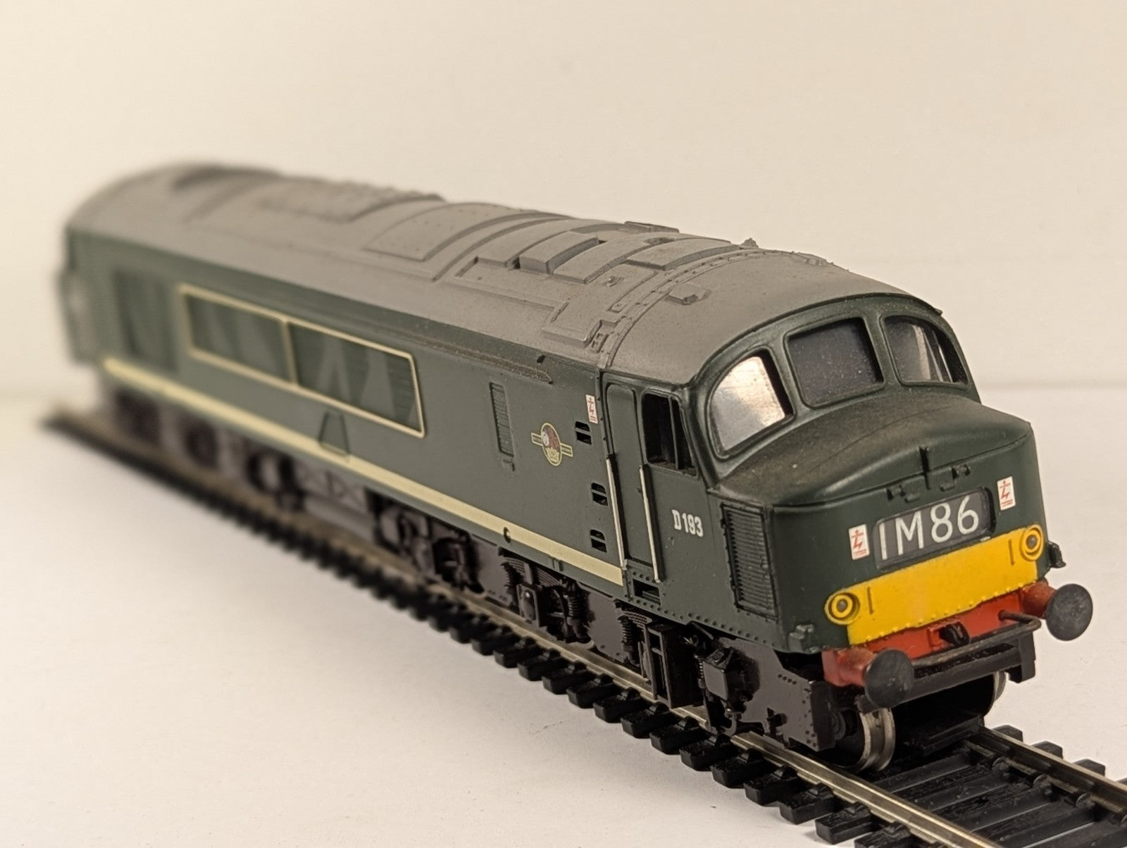 Mainline OO Gauge Class 45 Locomotive D193 BR Green with Small Yellow Panels