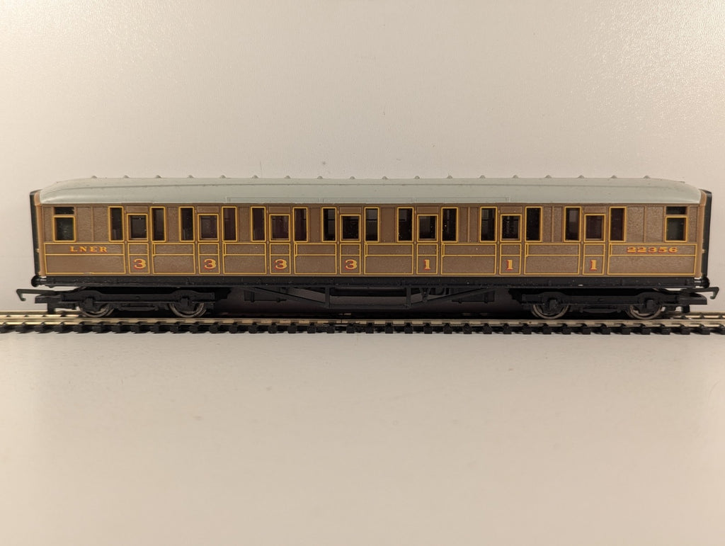 Hornby OO Gauge LNER Composite Coach Passenger Coach 22356 LNER Teak