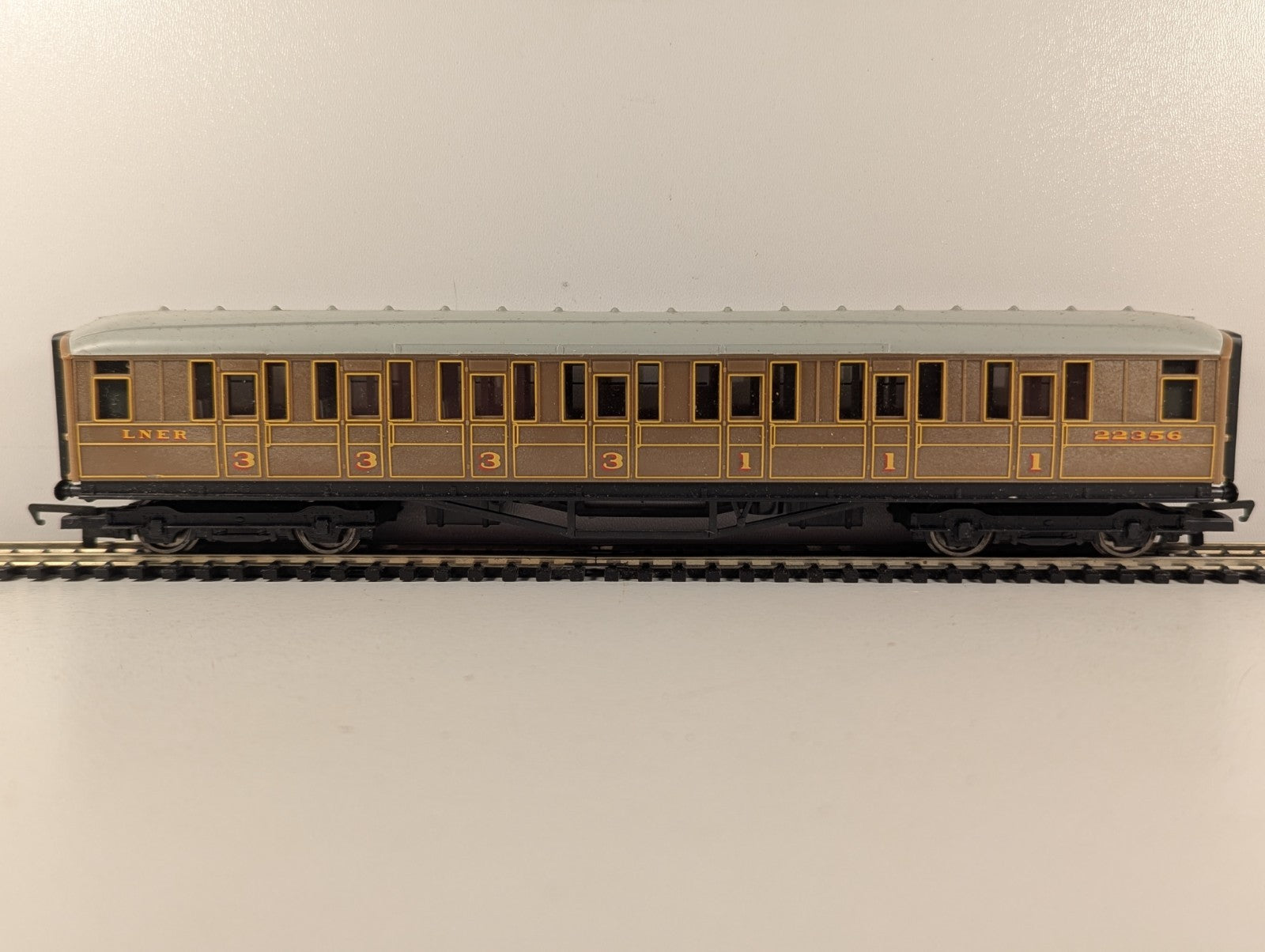Hornby OO Gauge LNER Composite Coach Passenger Coach 22356 LNER Teak