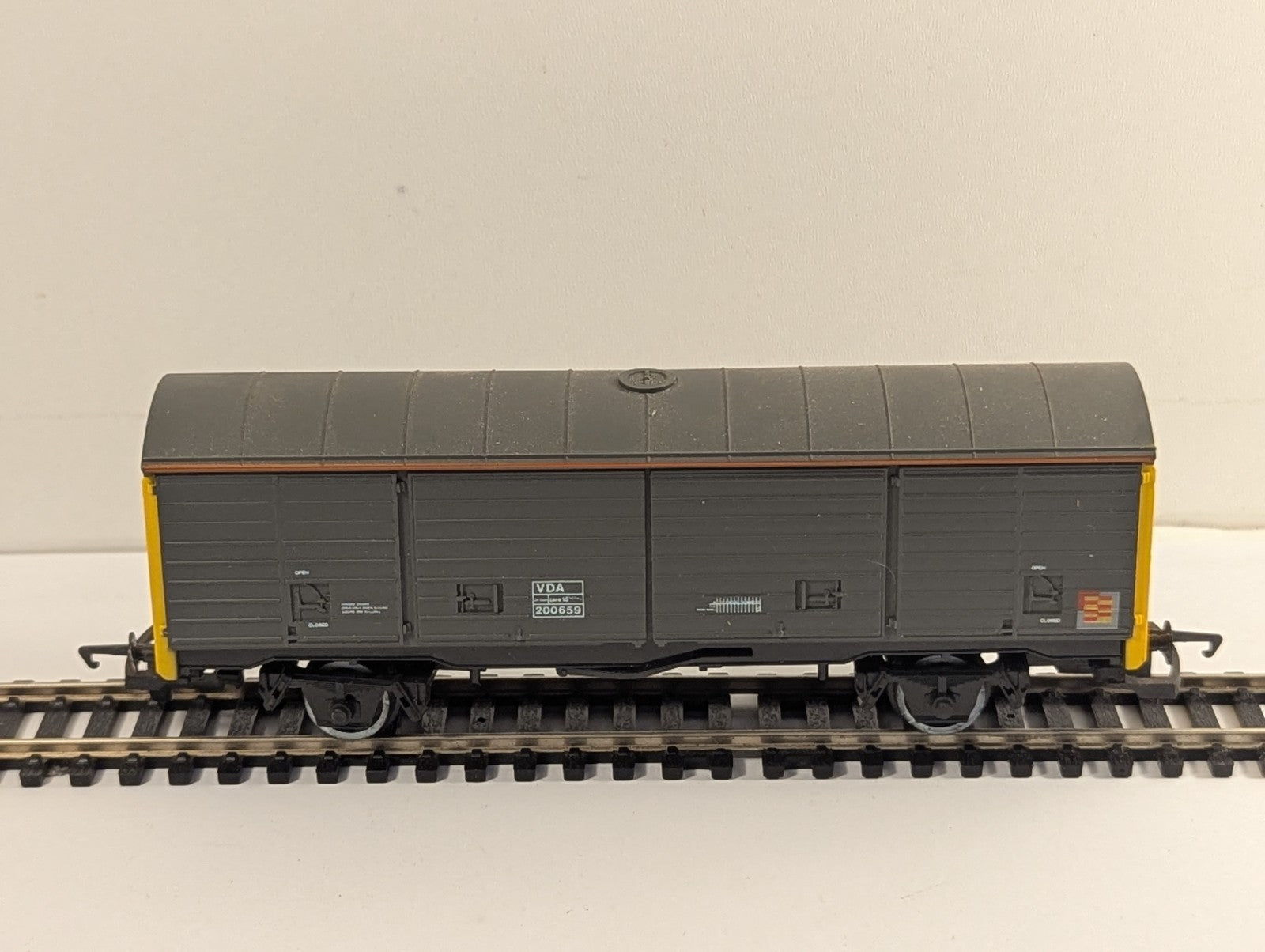Hornby R235 OO Gauge BR Railair VDA Sliding Wall Van 200659