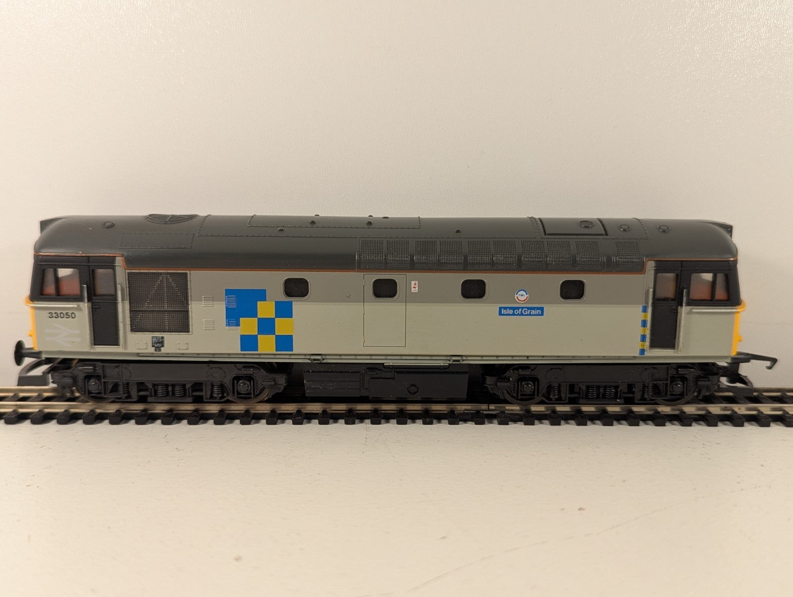 Lima 208108L Class 33 33050 “Isle of Grain” Railfreight Construction Grey