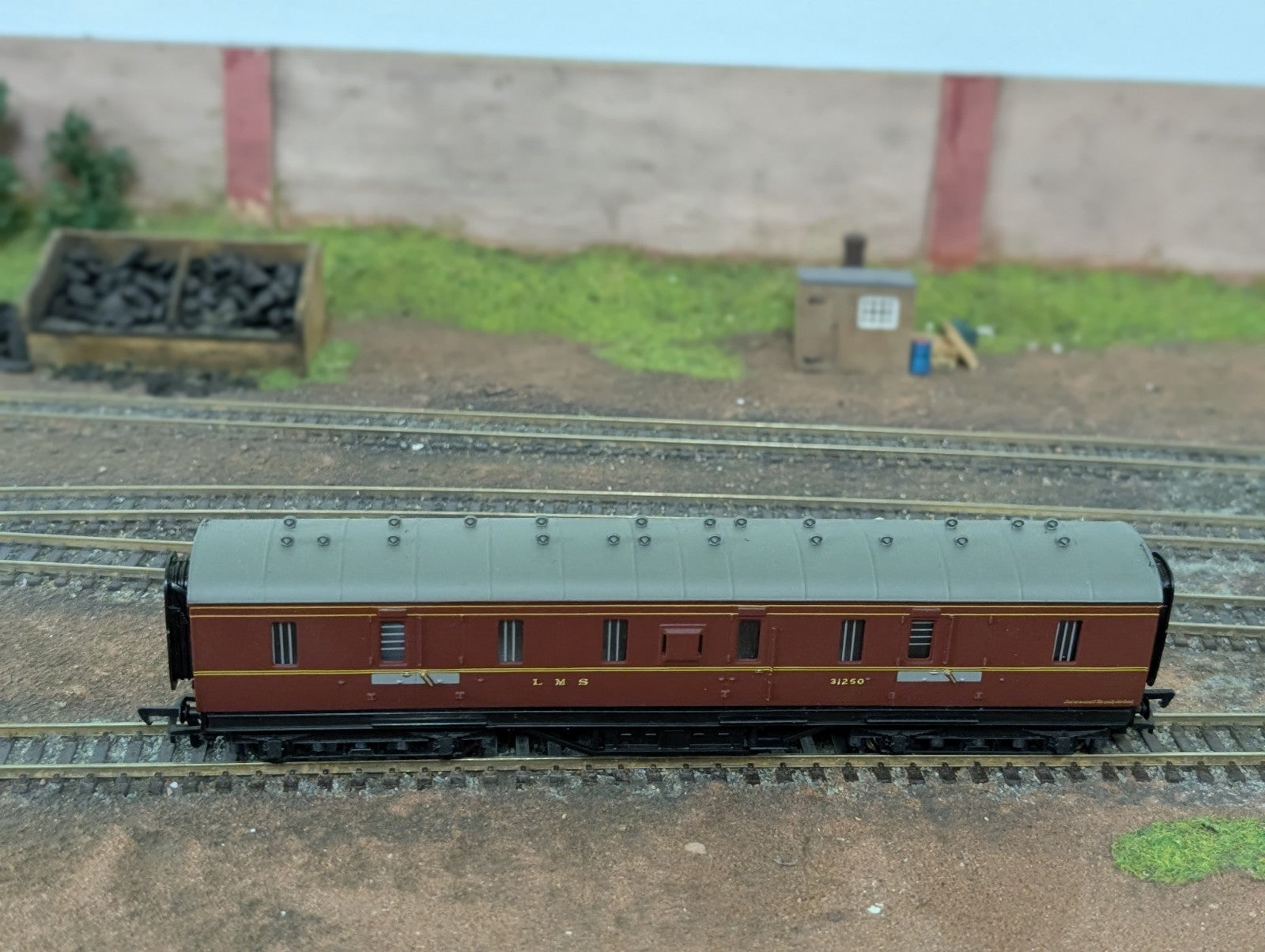 Bachmann 34-327 50' Parcel Van31250 In LMS Crimson