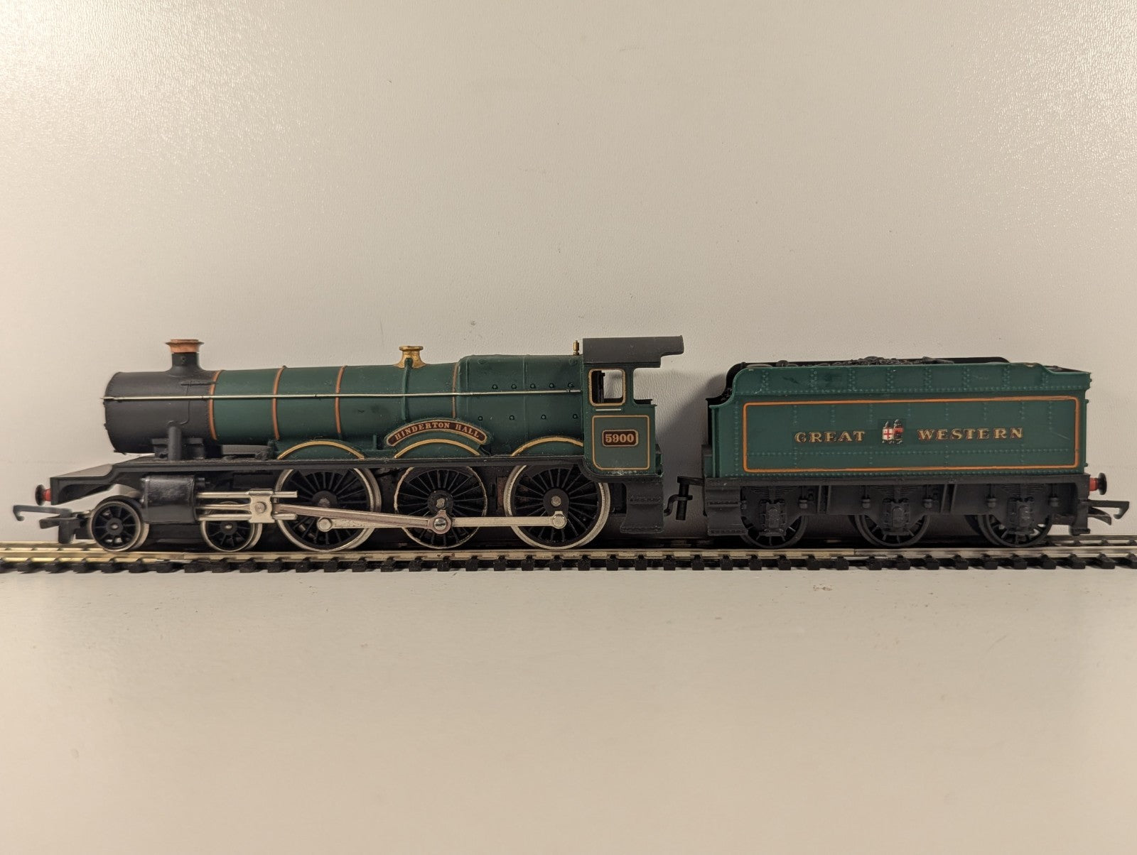 Hornby OO Gauge GWR Modified Hall Class Hinderton Hall locomotive in green livery