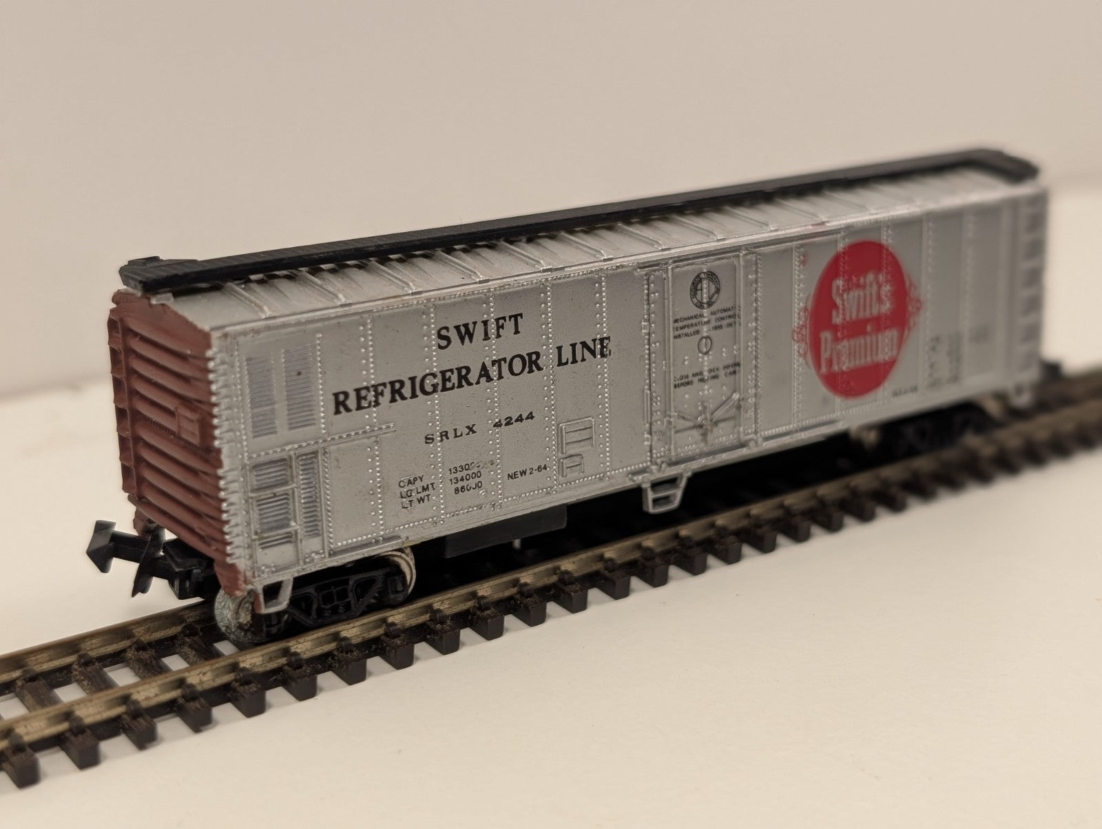Bachmann N Gauge 51’ Steel Refrigerator Car – Swift’s Premium (SRLX 4244)