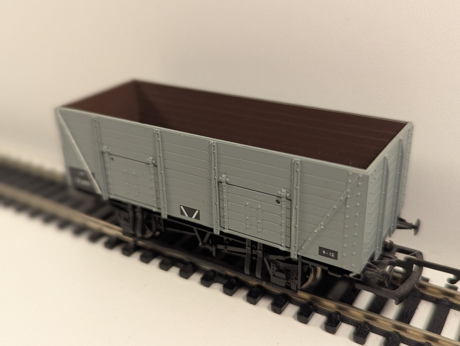 Hornby R6108G 9-Plank 20T Open Mineral Wagon – No. E30911 (BR Grey)