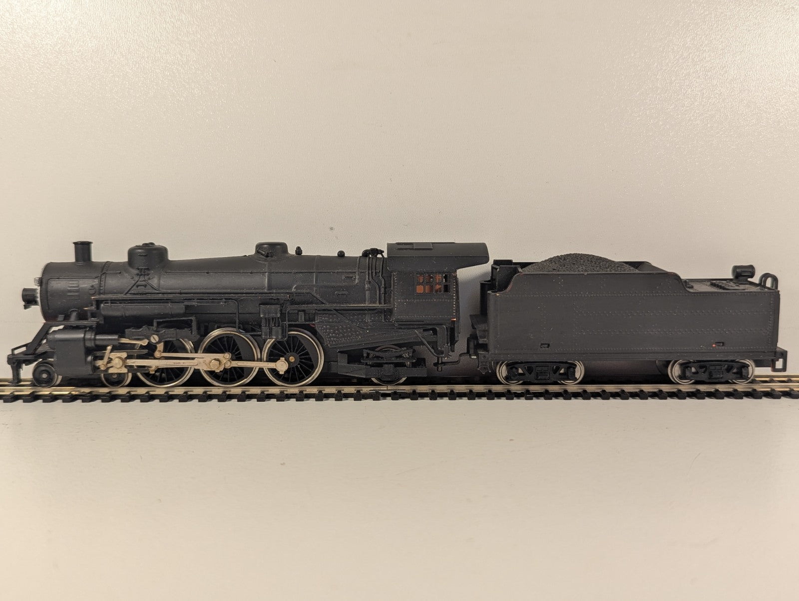 Mehano HO Gauge 4-6-2 Pacific Steam Locomotive & Tender Black Repainted