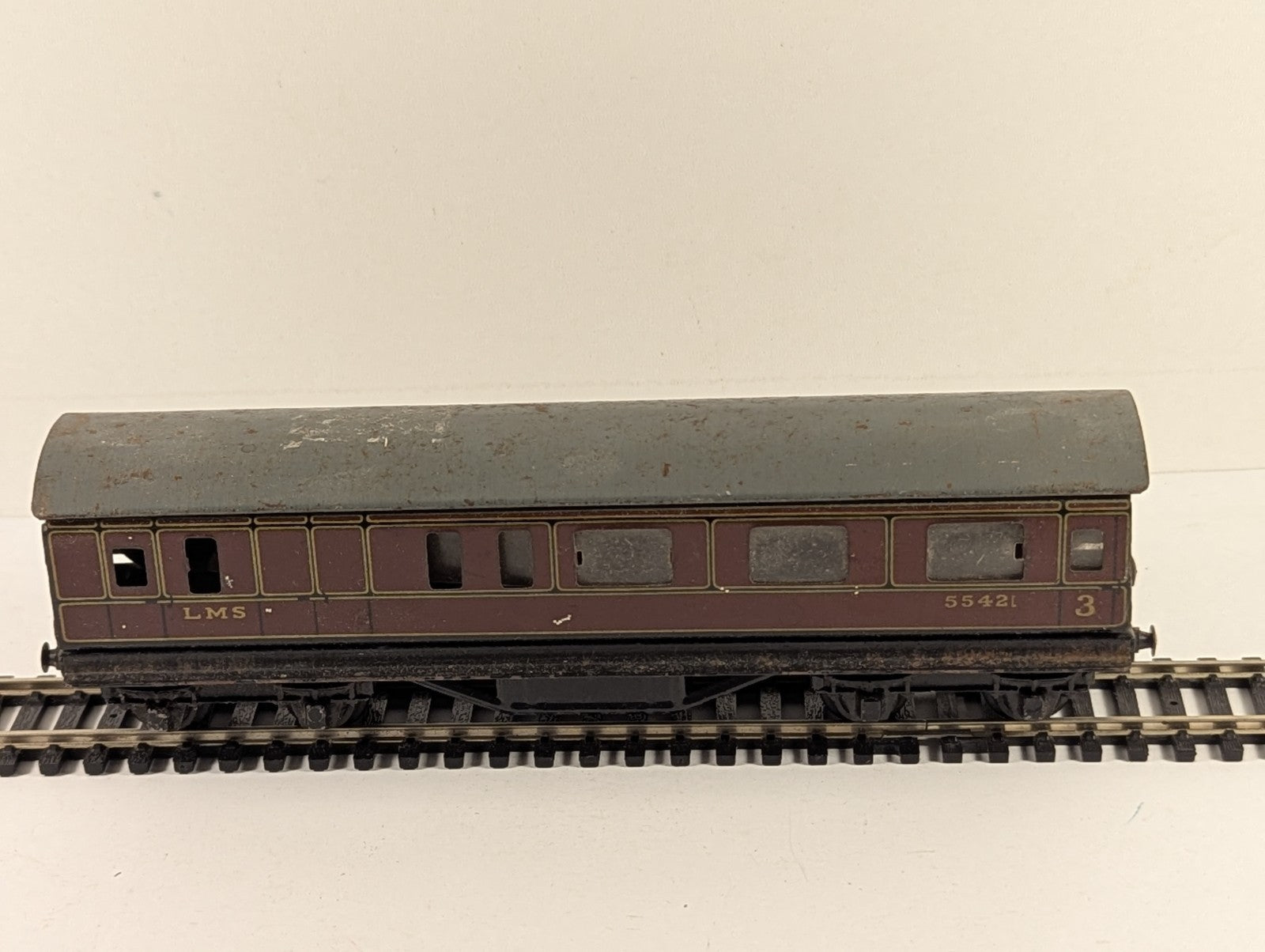 Trix Express TTR HO Gauge LMS Passenger Coach - Missing Couplings