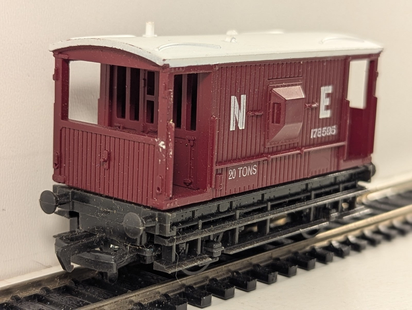 Mainline 37-140 LNER 20 Ton Brake Van OO Gauge