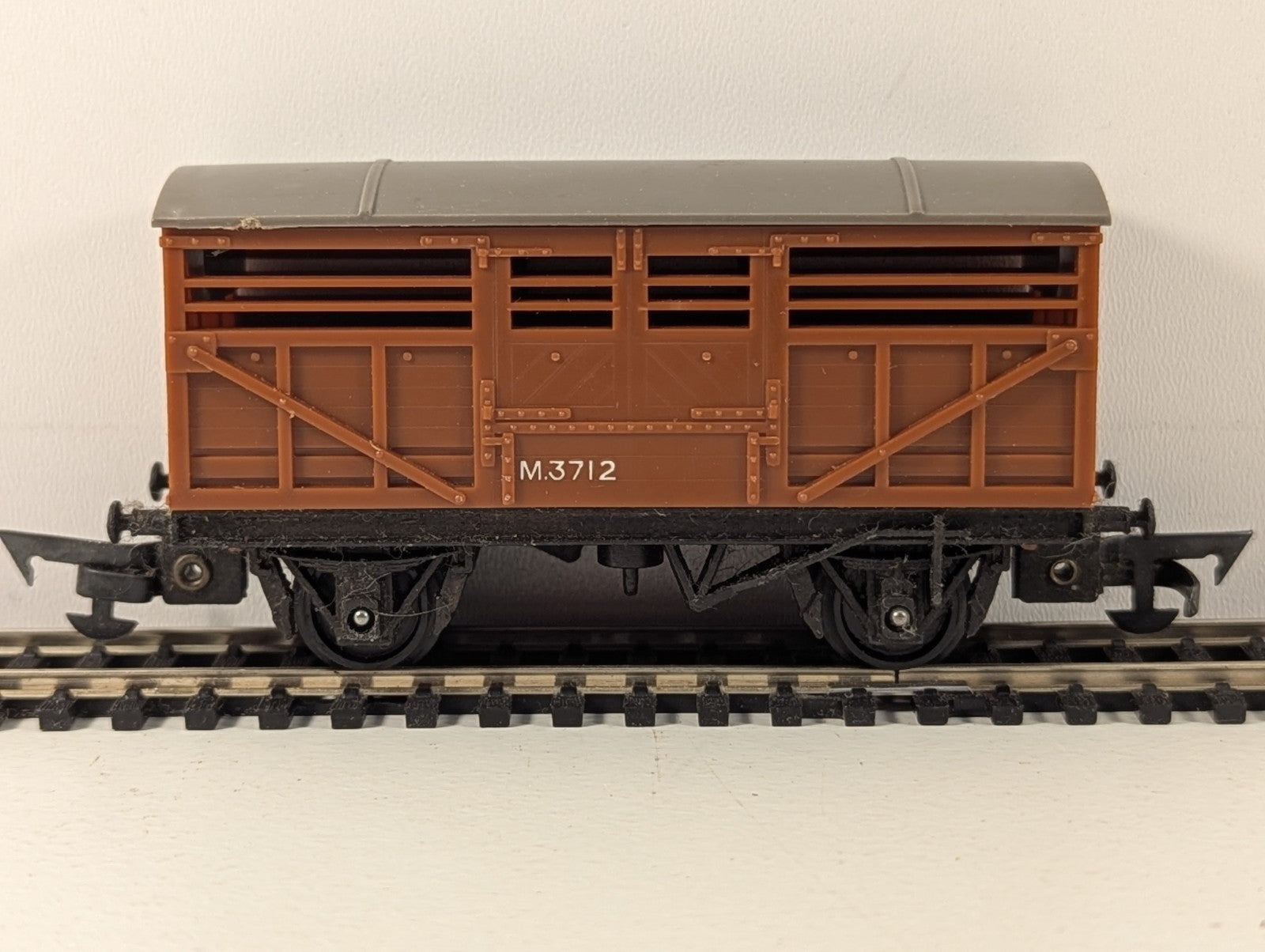 Tri-ang R122 Brown Cattle Wagon
