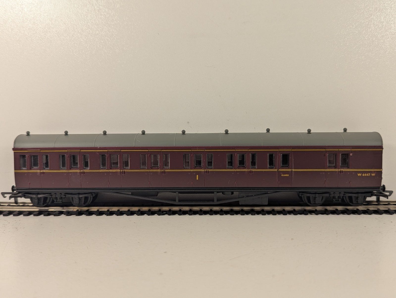 Mainline OO Gauge BR Maroon Collett Brake Composite Coach W6447W