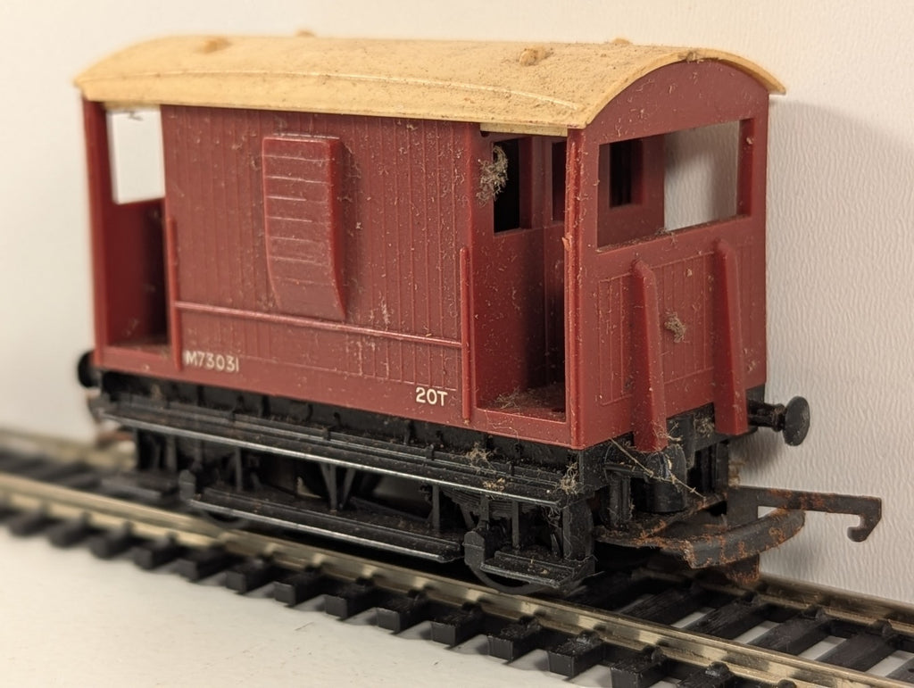 Tri-ang R16 OO Gauge ER 20 Ton Brake Van M73031 – BR Brown