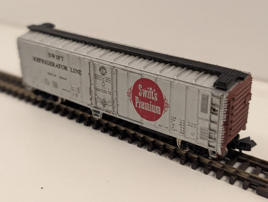 Bachmann N Gauge 51’ Steel Refrigerator Car – Swift’s Premium (SRLX 4244)