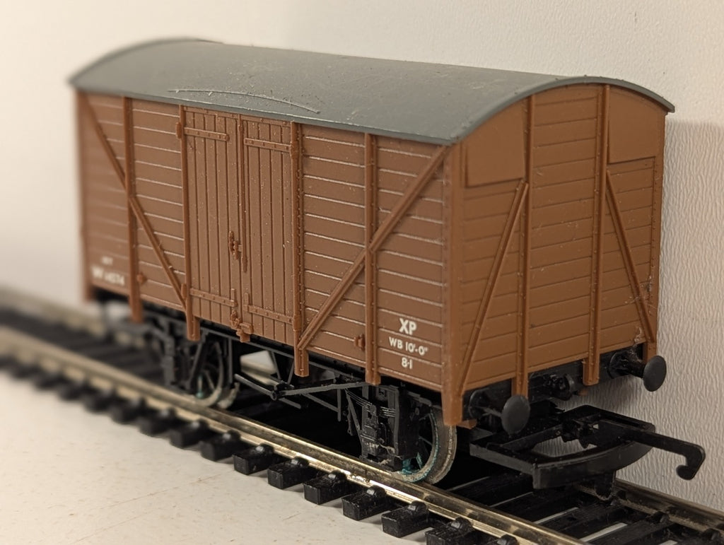 Hornby OO Gauge BR 10t Planked Ventilated Van Rolling Stock W14574