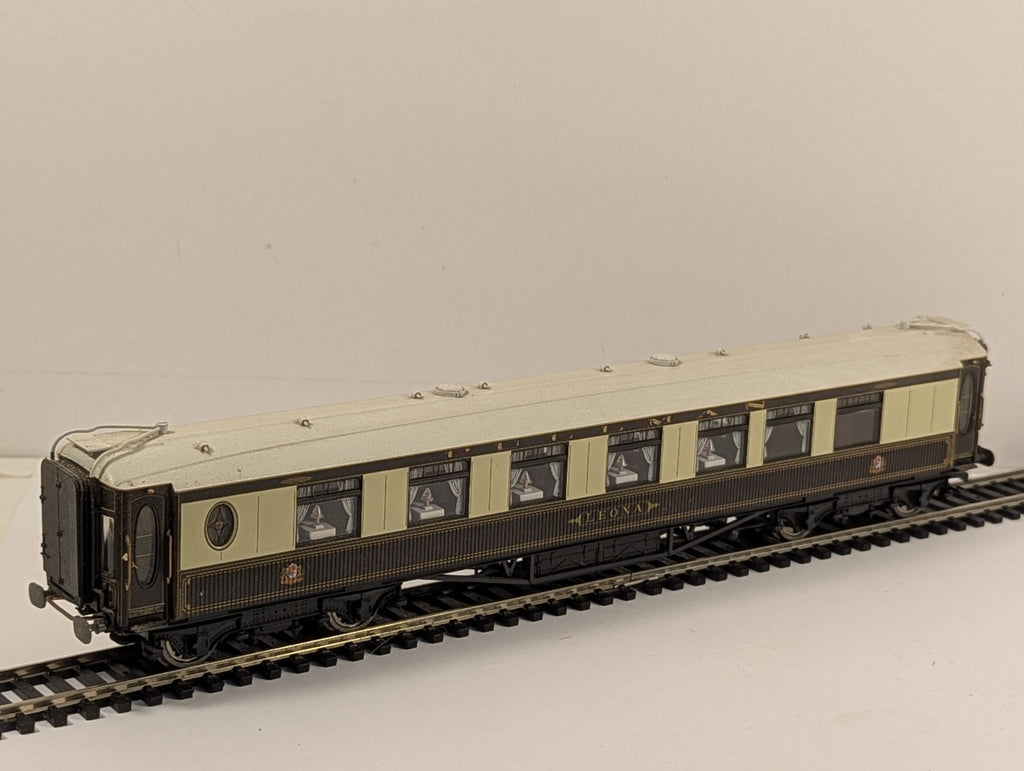 Hornby Pullman Car 'Leona' Passenger Coach Pullman Umber & Cream - Lights Up