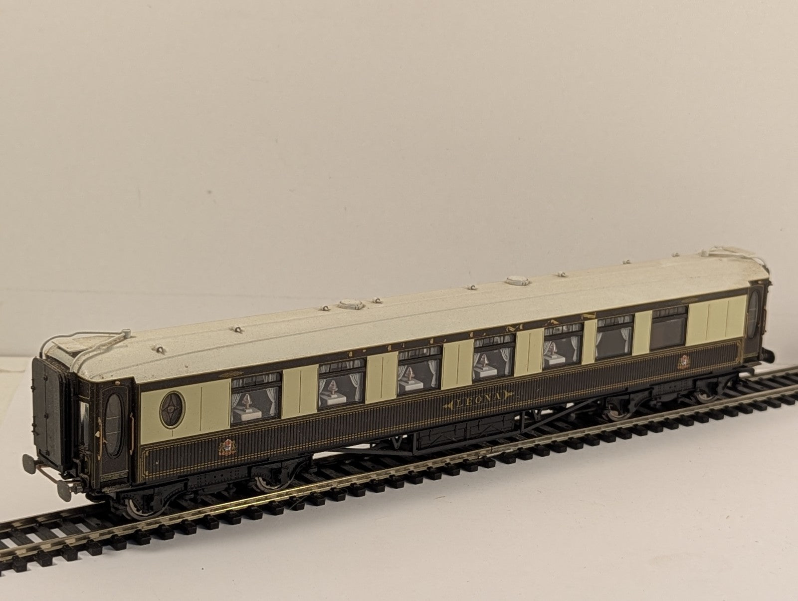 Hornby Pullman Car 'Leona' Passenger Coach Pullman Umber & Cream - Lights Up