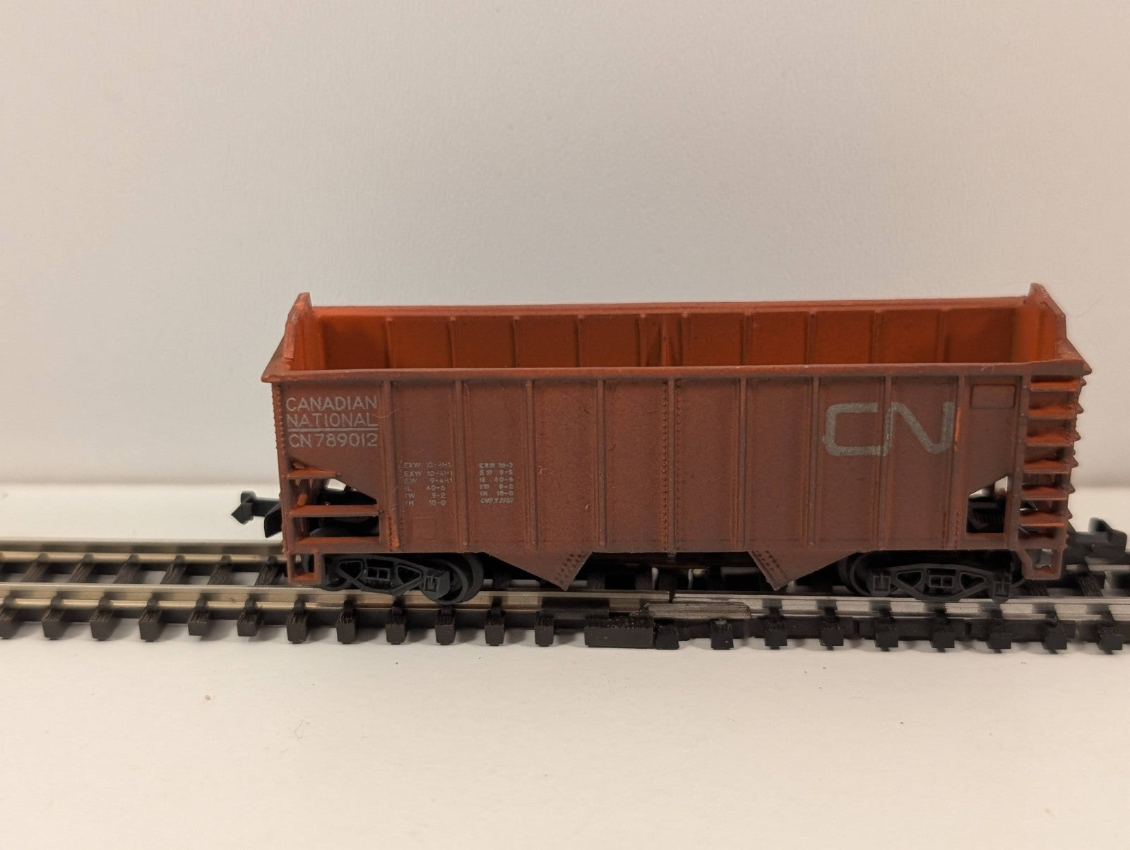 Model Power Canadian National (CN) 2-Bay Ribbed Hopper Car – N Gauge