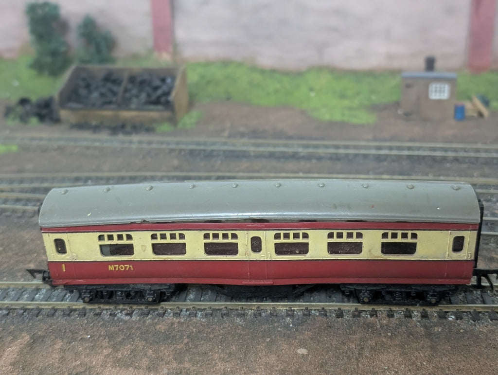 Tri-ang R21 OO Gauge BR Passenger Coach M7071 Red & Cream
