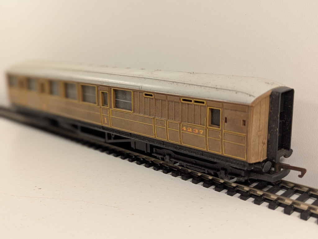 Hornby OO Gauge LNER Gresley Teak Brake Coach