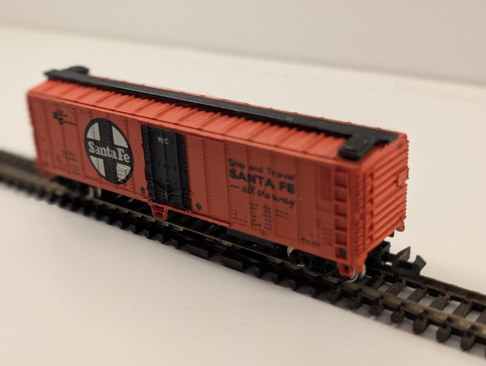 N Gauge Steel Reefer Wagon – Santa Fe Livery