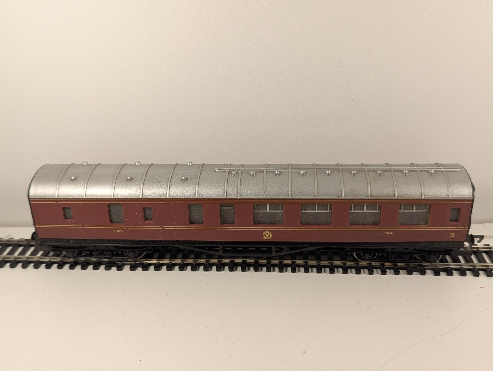 Hornby R.475 OO Gauge LMS Brake 3rd No. 5644 – Damaged