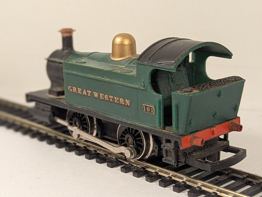 Hornby OO Gauge Holden Class 101 0-4-0T locomotive in GWR green livery on model railway track
