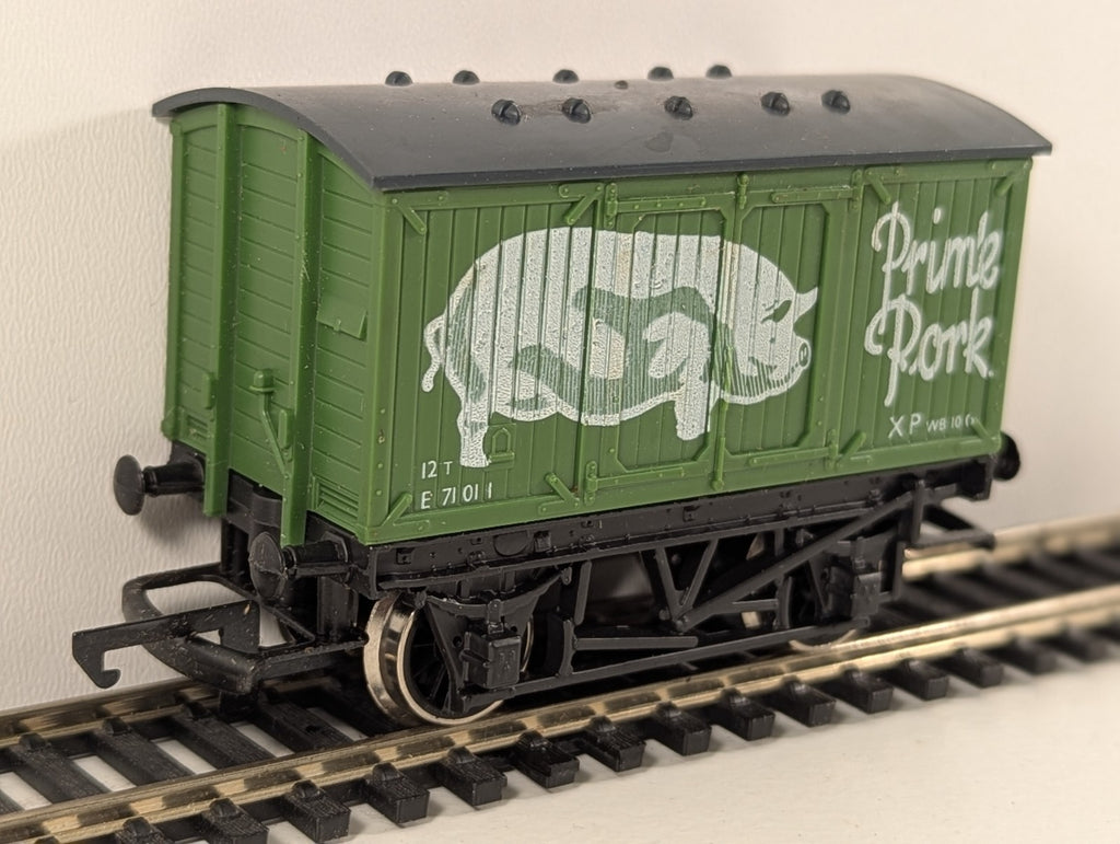Hornby R162 Closed Van ‘Prime Pork’