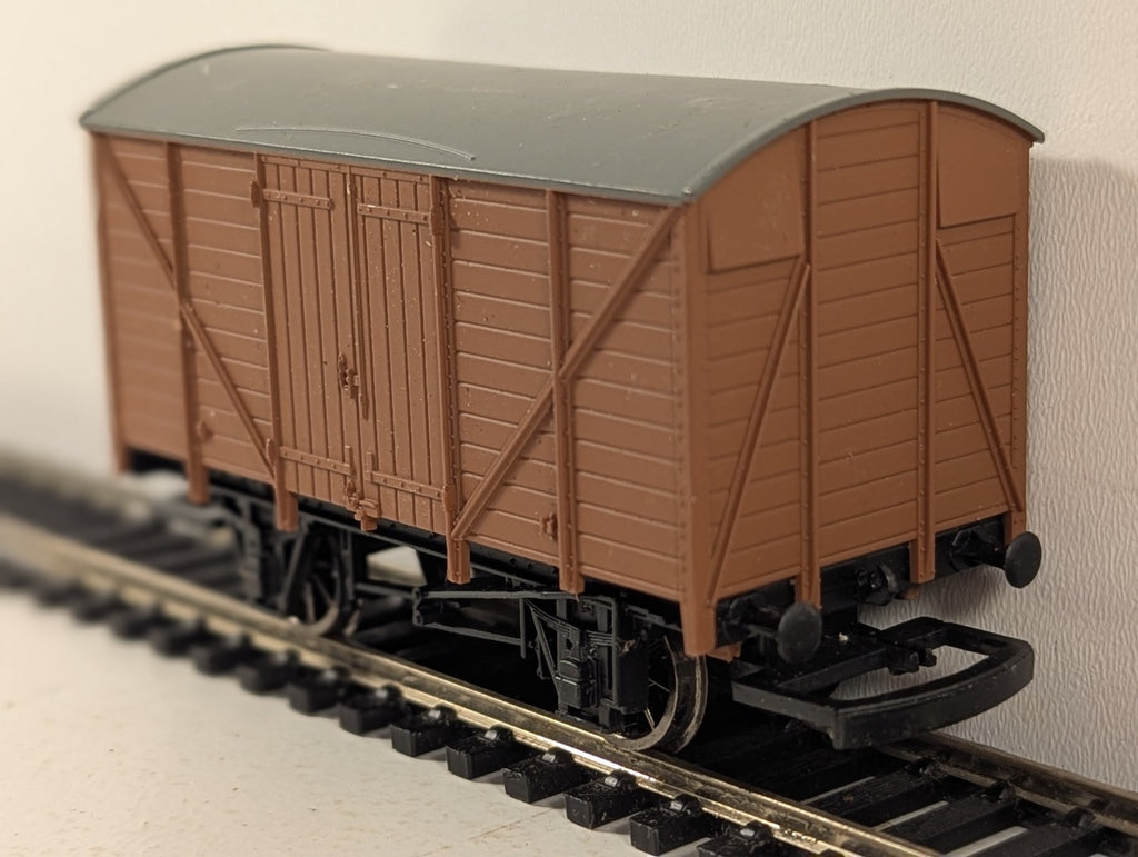 Hornby OO Gauge 12 Ton Ventilated Van Unbranded Brown