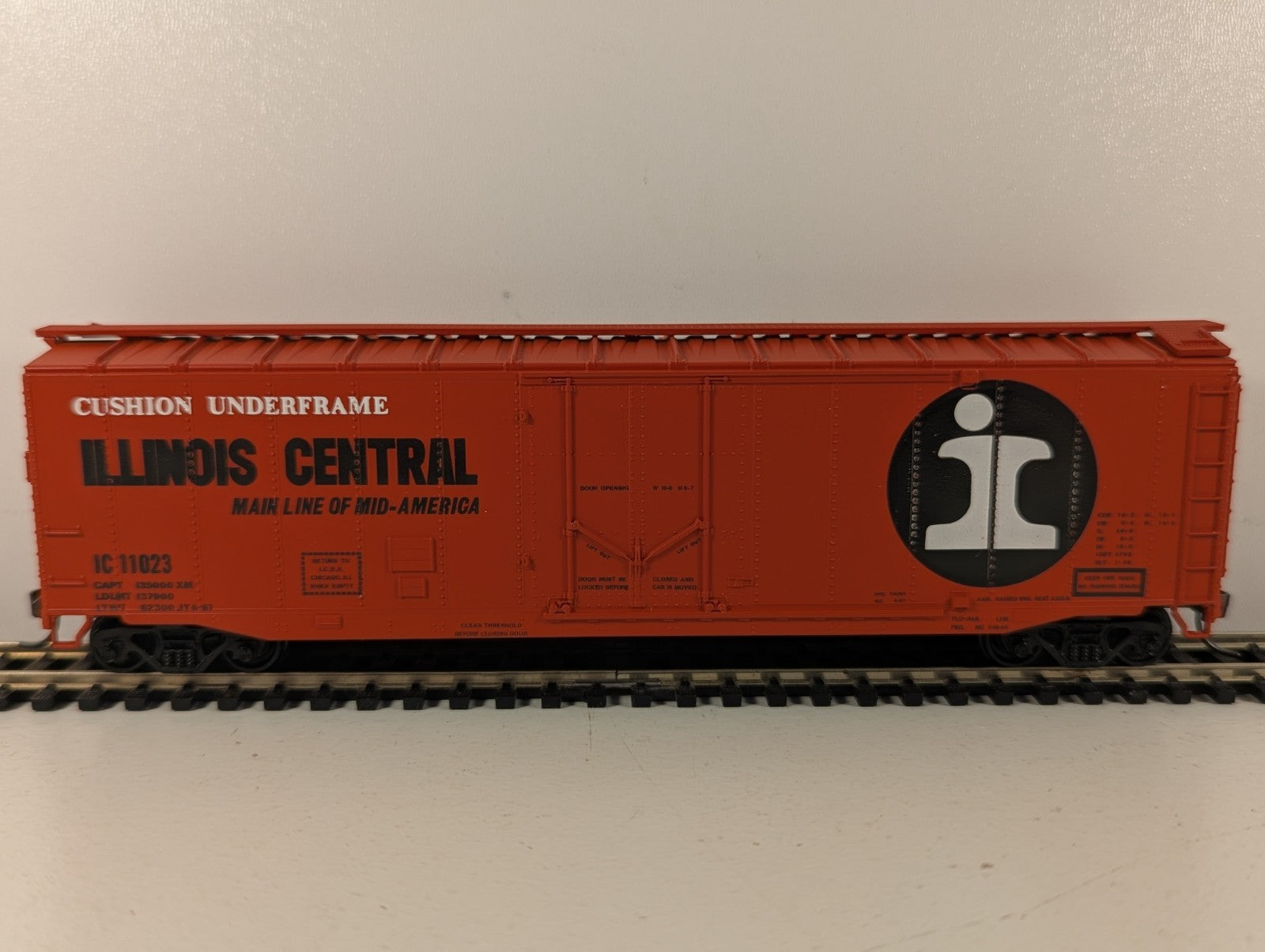 Athearn HO Gauge 50ft PD Boxcar IC 11023 Illinois Central 1322