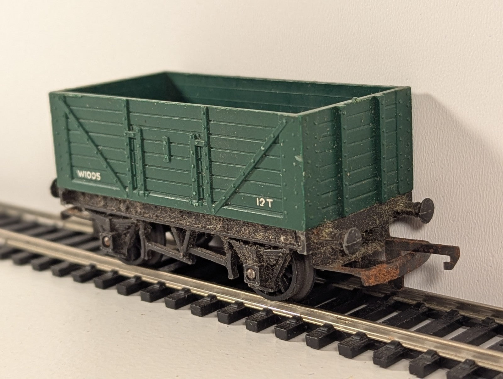 Tri-ang W1005 12T Open Wagon – Needs a Clean