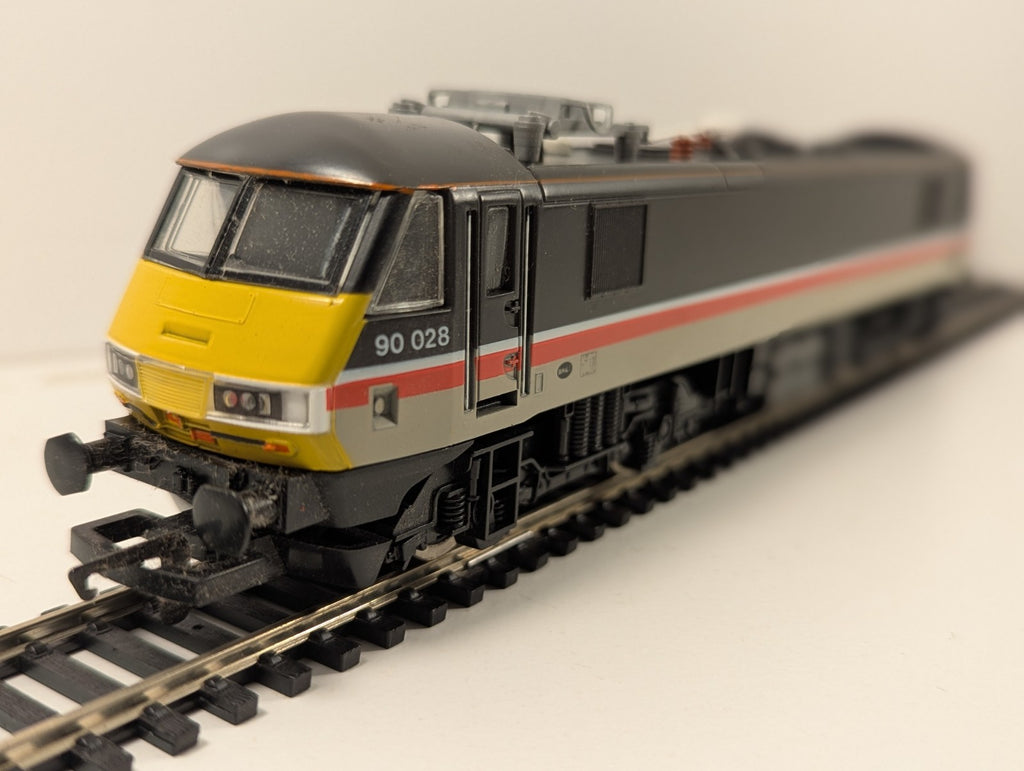 Hornby OO Gauge R471 Class 90 90028 InterCity Electric Locomotive