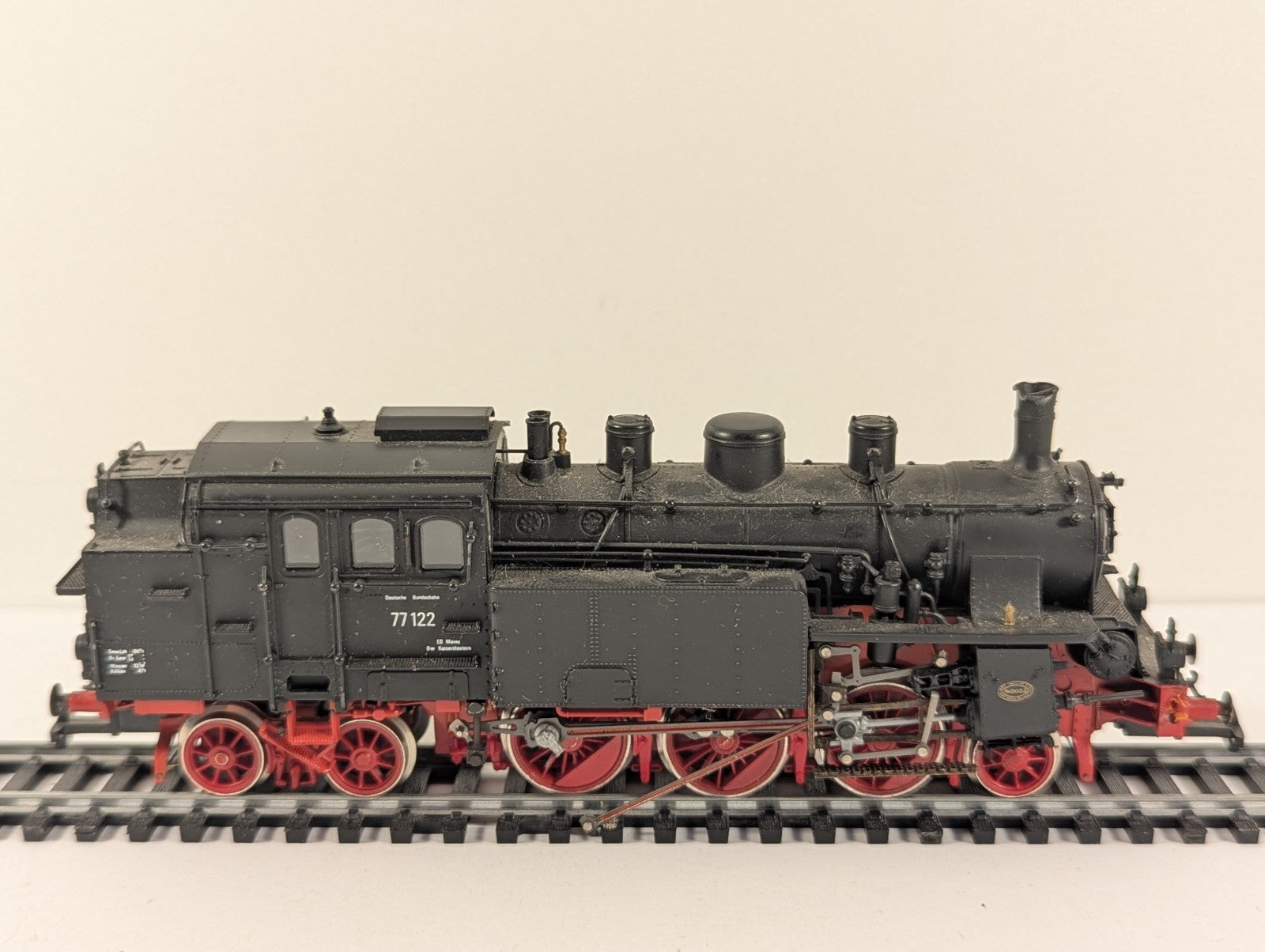 Rivarossi HO Gauge DB BR 77 122 Tank Locomotive Poor Runner