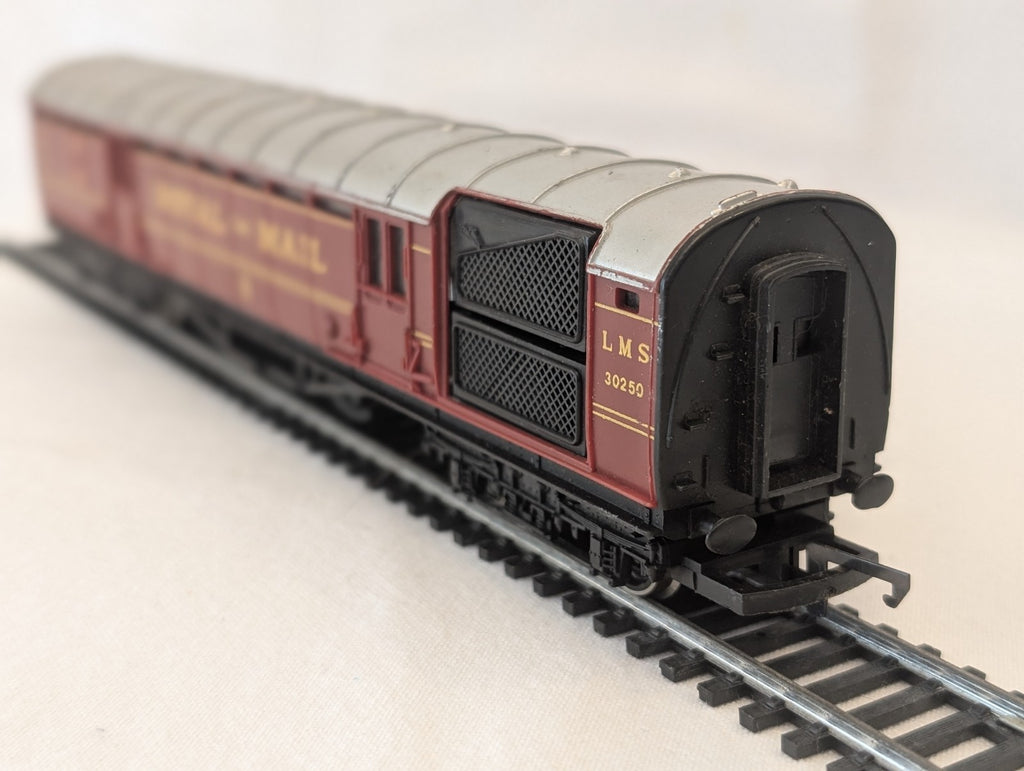 Hornby Operating Royal Mail Coach 30250 LMS – Some Damage