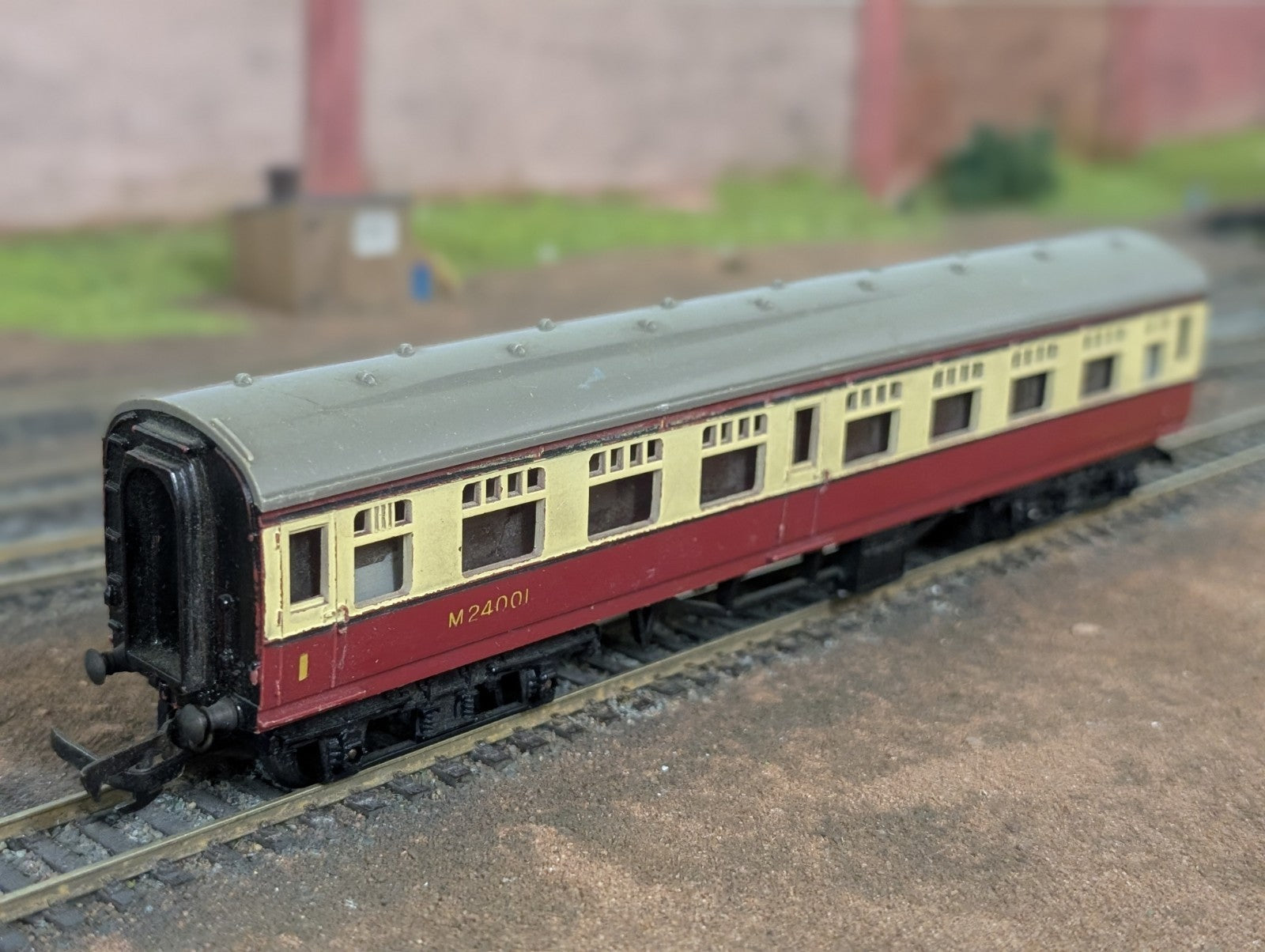 Tri-ang R29 OO Gauge BR Main Line Composite Coach M24001